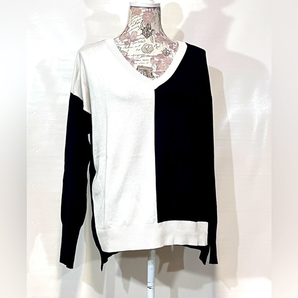 i jeans by Buffalo Sweaters - JEANS by BUFFALO Black and white color block V‎ neck sweater size S.